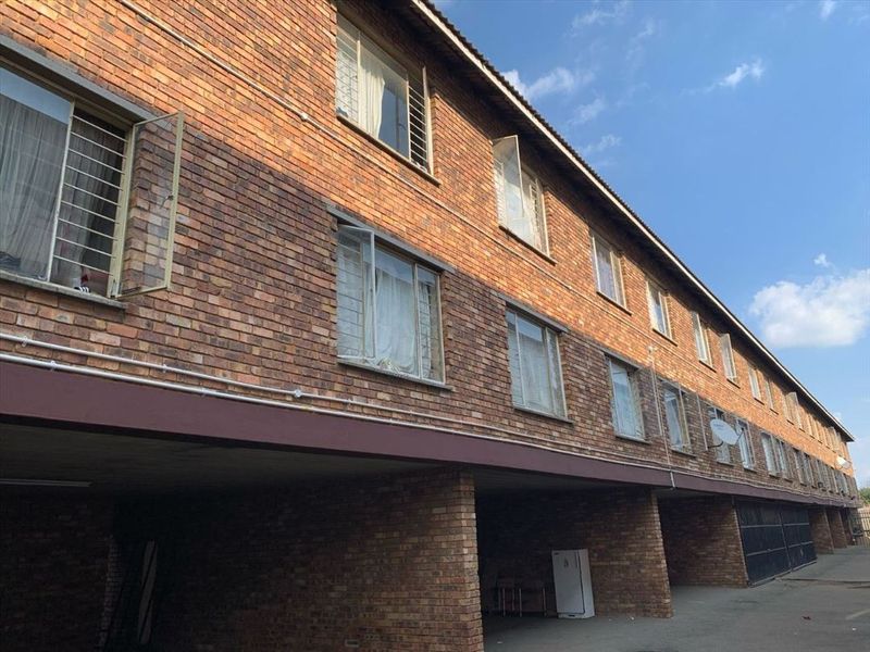 Charming 2-Bedroom Home with Comfortable Living Spaces - Photo 3