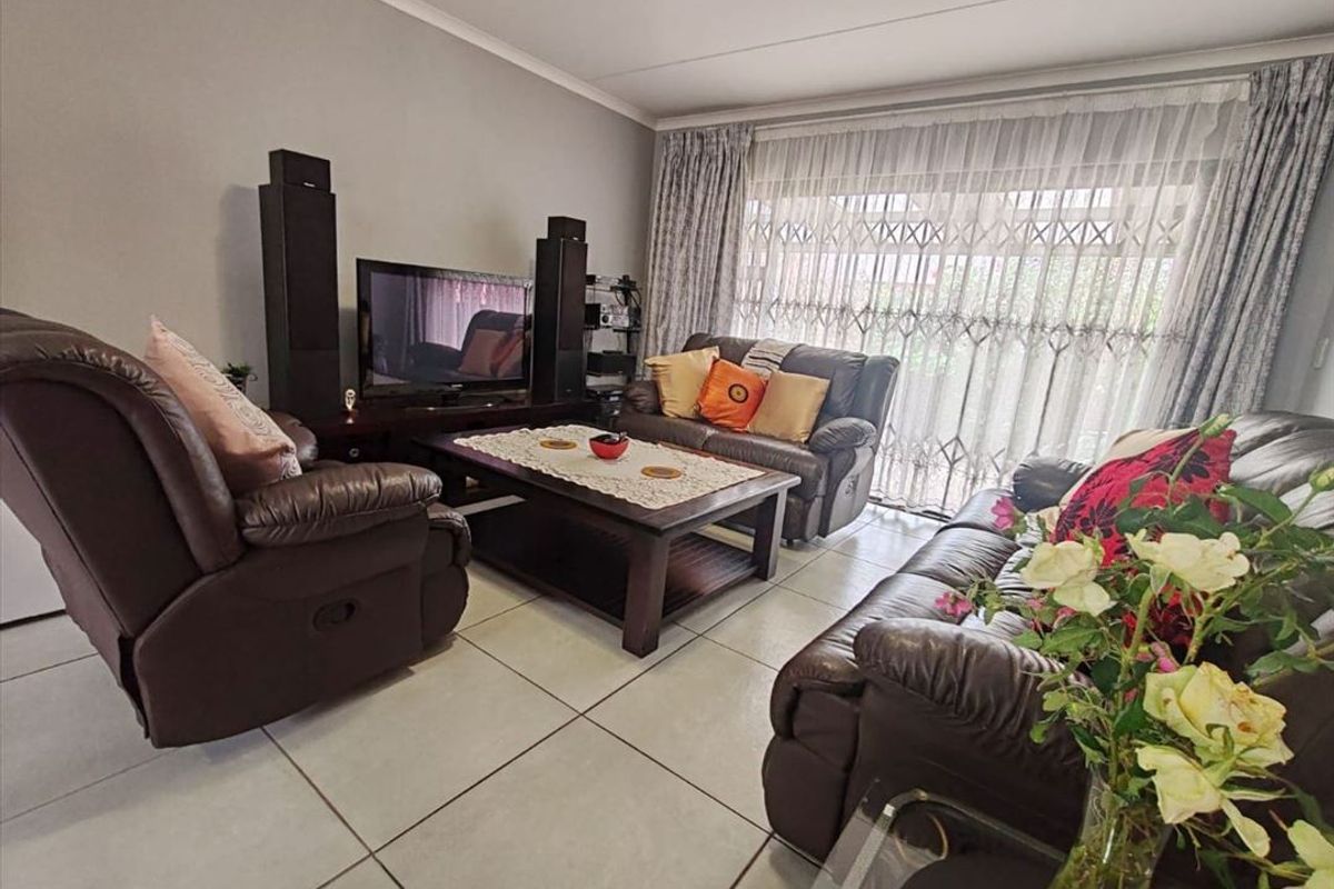 Comfortable 3-Bedroom Home with Guest Loo - Photo 2