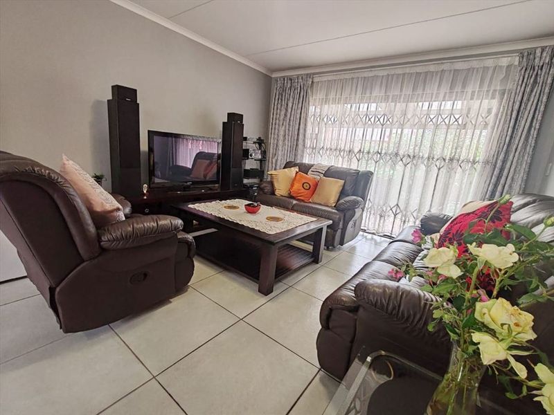 Comfortable 3-Bedroom Home with Guest Loo - Photo 2