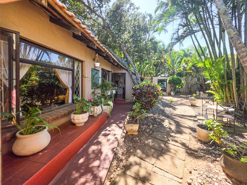 Spacious Home Within Walking Distace To The Beach Plus A Flatlet - Photo 3