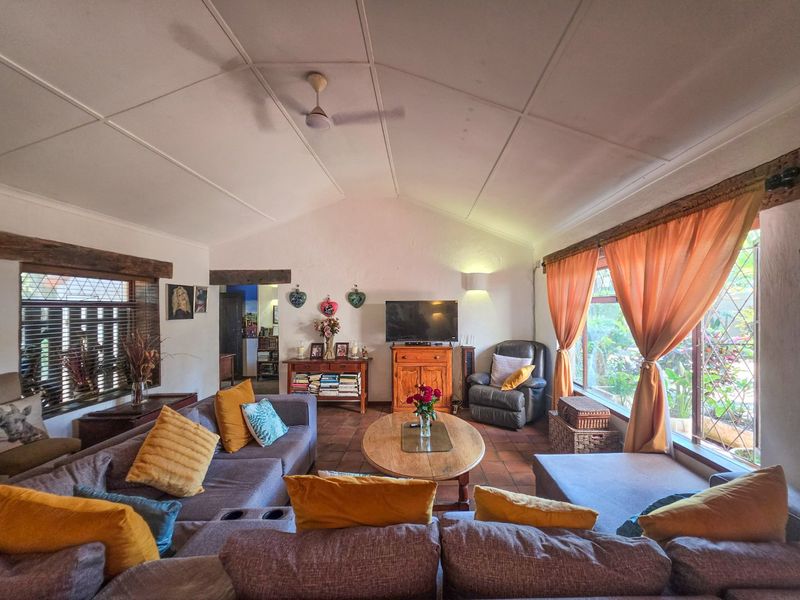 Spacious Home Within Walking Distace To The Beach Plus A Flatlet - Photo 10