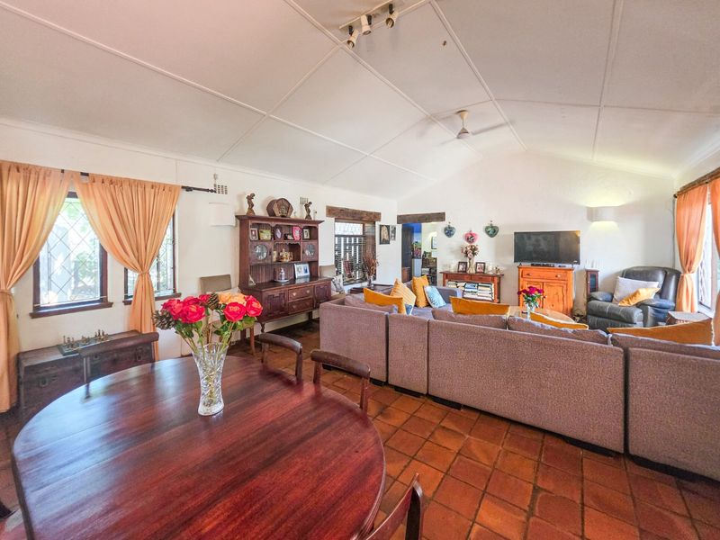 Spacious Home Within Walking Distace To The Beach Plus A Flatlet - Photo 9