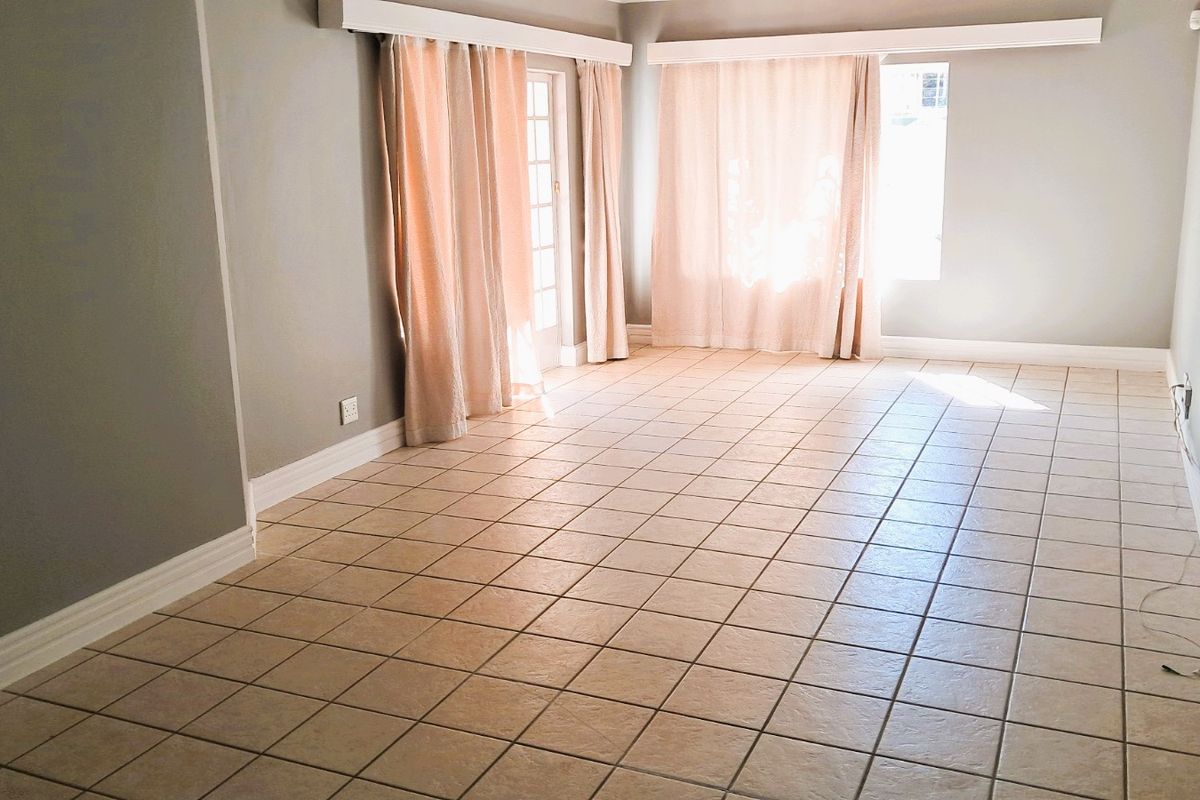 2 Bedroom 2 Bathroom Townhouse in Die Hoewes - Photo 4