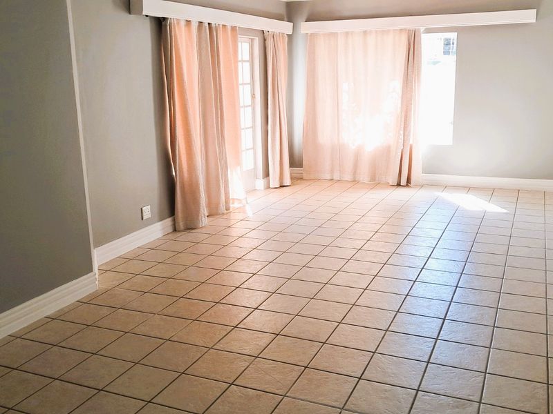 2 Bedroom 2 Bathroom Townhouse in Die Hoewes - Photo 4