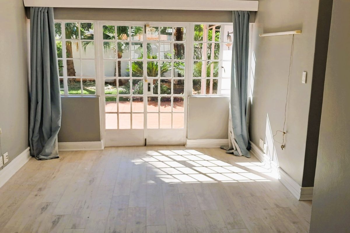 2 Bedroom 2 Bathroom Townhouse in Die Hoewes - Photo 3