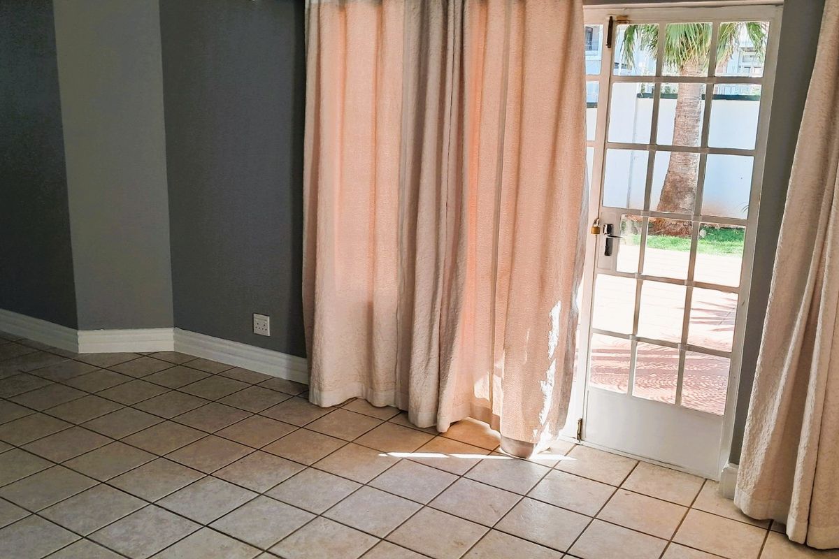 2 Bedroom 2 Bathroom Townhouse in Die Hoewes - Photo 5