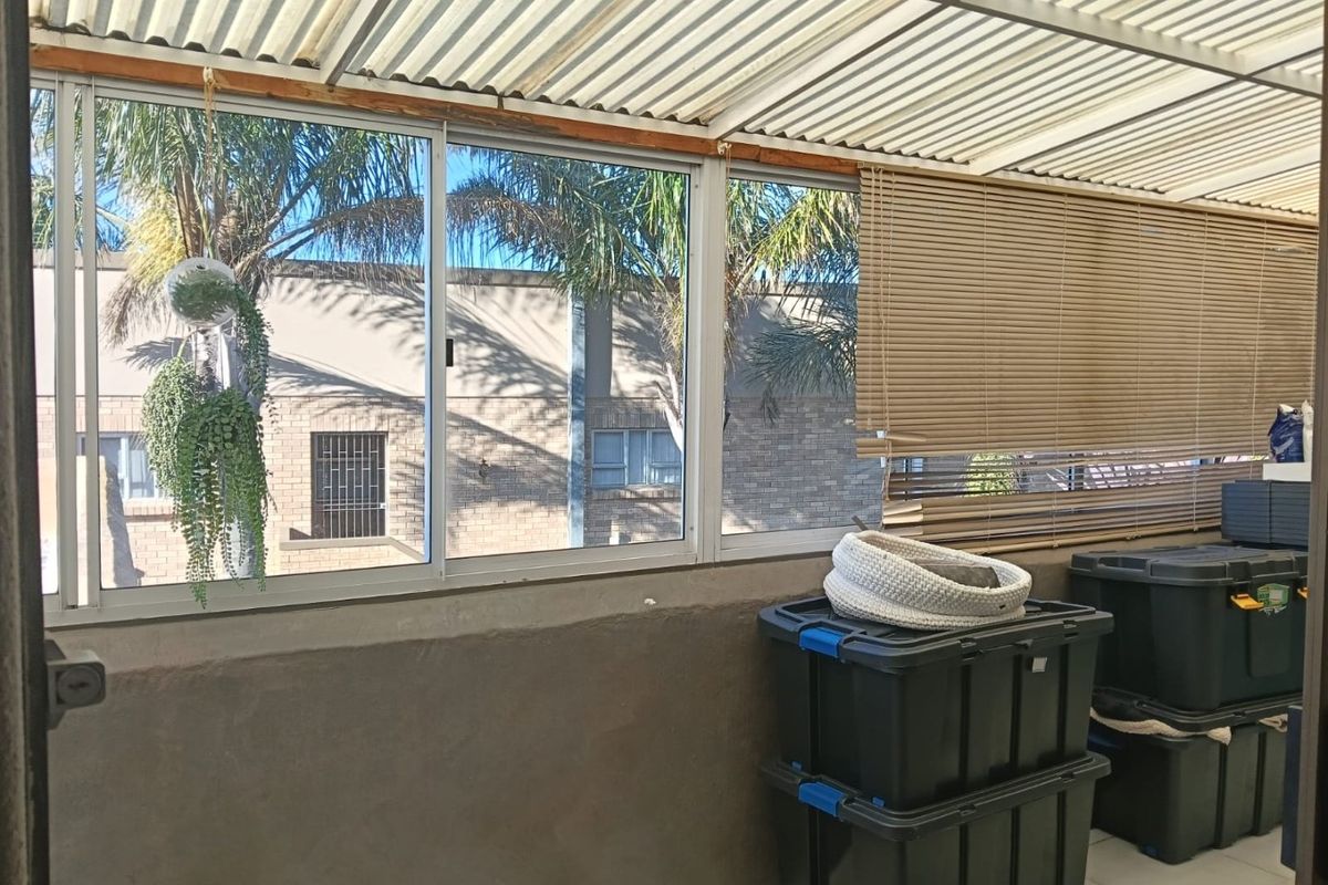 DOUBLE STOREY HOME WITH INCOME POTENTIAL IN WAVECREST, JEFFREYS BAY - Photo 4