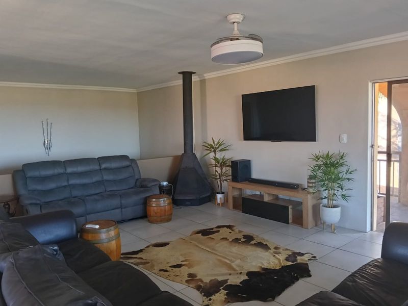DOUBLE STOREY HOME WITH INCOME POTENTIAL IN WAVECREST, JEFFREYS BAY - Photo 7