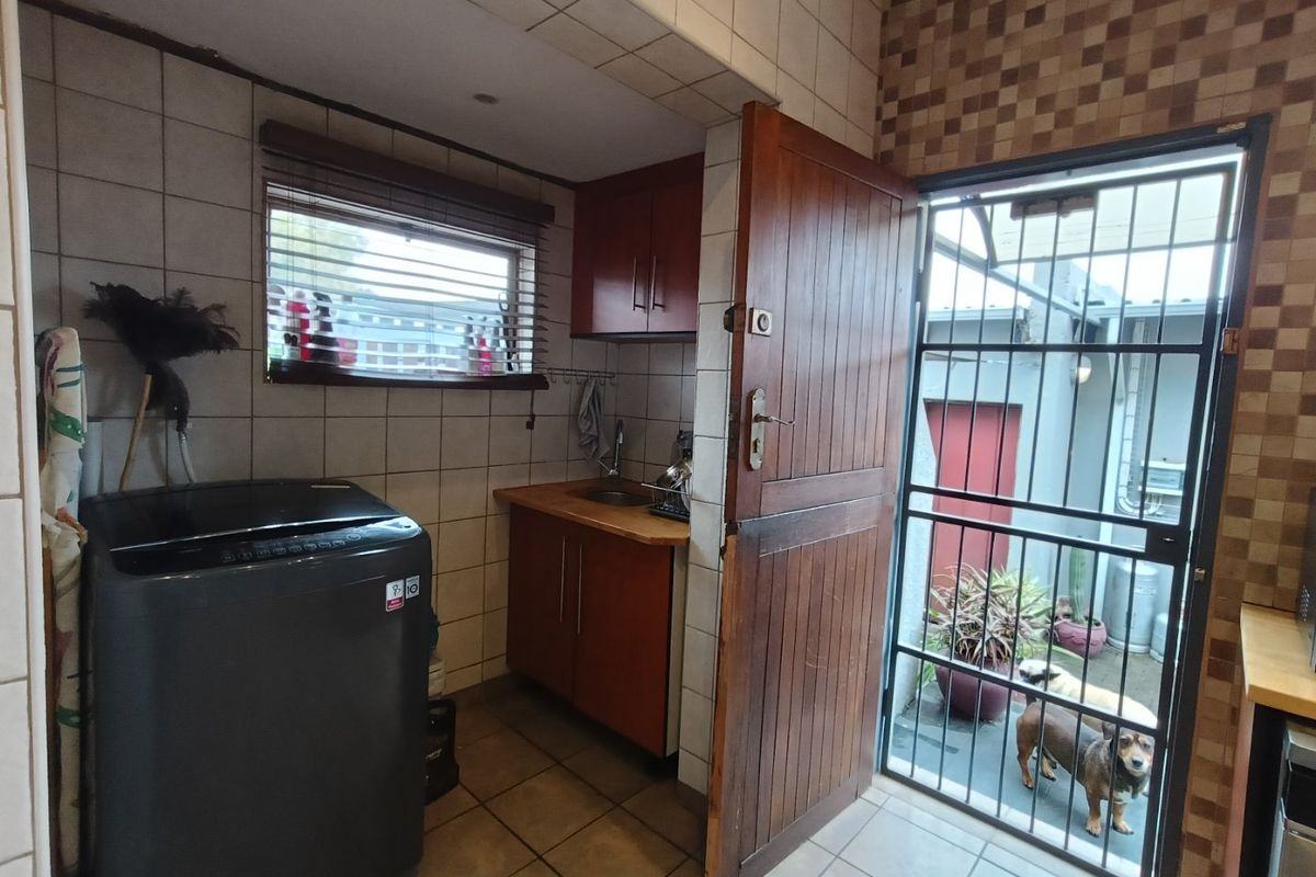 Spacious 3-Bedroom Home with Separate Flat – Prime Main Street Location! - Photo 5