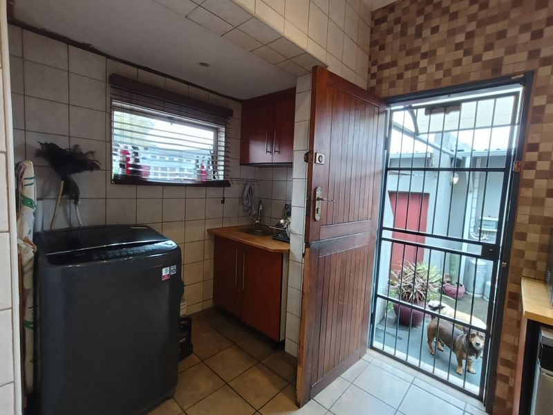 Spacious 3-Bedroom Home with Separate Flat – Prime Main Street Location! - Photo 5