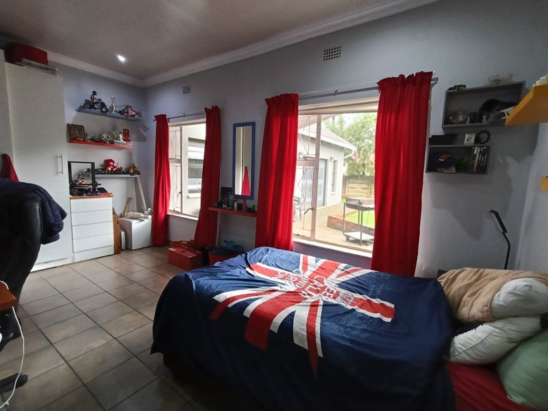 Spacious 3-Bedroom Home with Separate Flat – Prime Main Street Location! - Photo 9