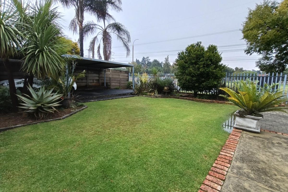 Spacious 3-Bedroom Home with Separate Flat – Prime Main Street Location! - Photo 2