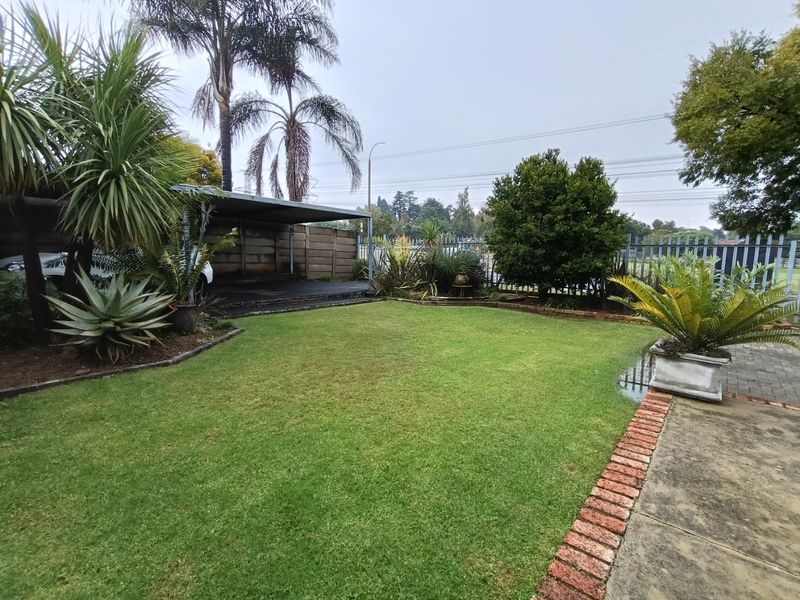 Spacious 3-Bedroom Home with Separate Flat – Prime Main Street Location! - Photo 2