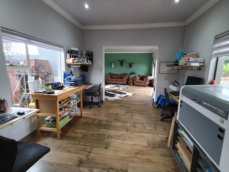 Spacious 3-Bedroom Home with Separate Flat – Prime Main Street Location! - Photo 8