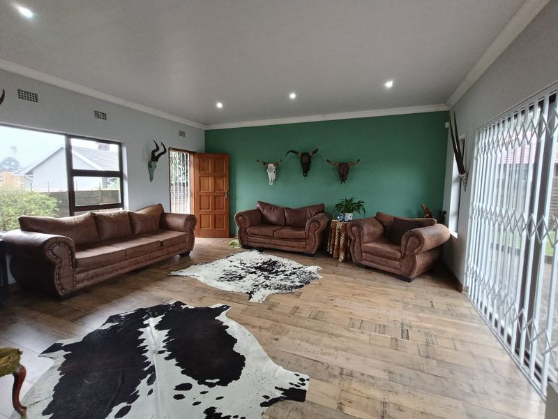 Spacious 3-Bedroom Home with Separate Flat – Prime Main Street Location! - Photo 7