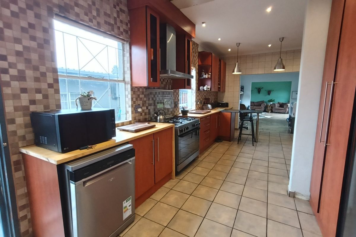 Spacious 3-Bedroom Home with Separate Flat – Prime Main Street Location! - Photo 4