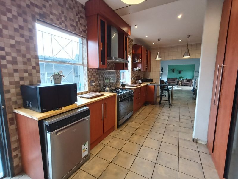 Spacious 3-Bedroom Home with Separate Flat – Prime Main Street Location! - Photo 4