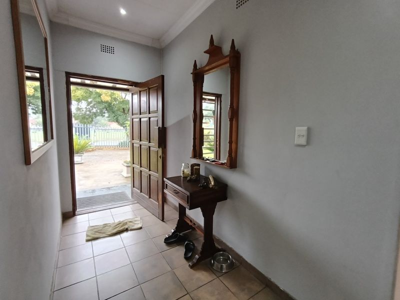 Spacious 3-Bedroom Home with Separate Flat – Prime Main Street Location! - Photo 6