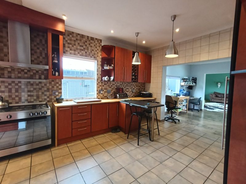 Spacious 3-Bedroom Home with Separate Flat – Prime Main Street Location! - Photo 3