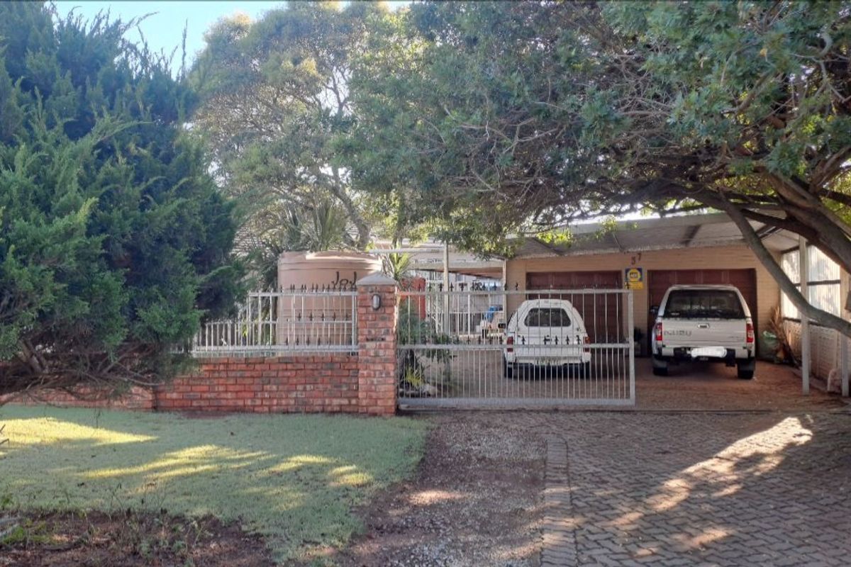 Spacious Family Home - Neat as a pin! - Photo 3