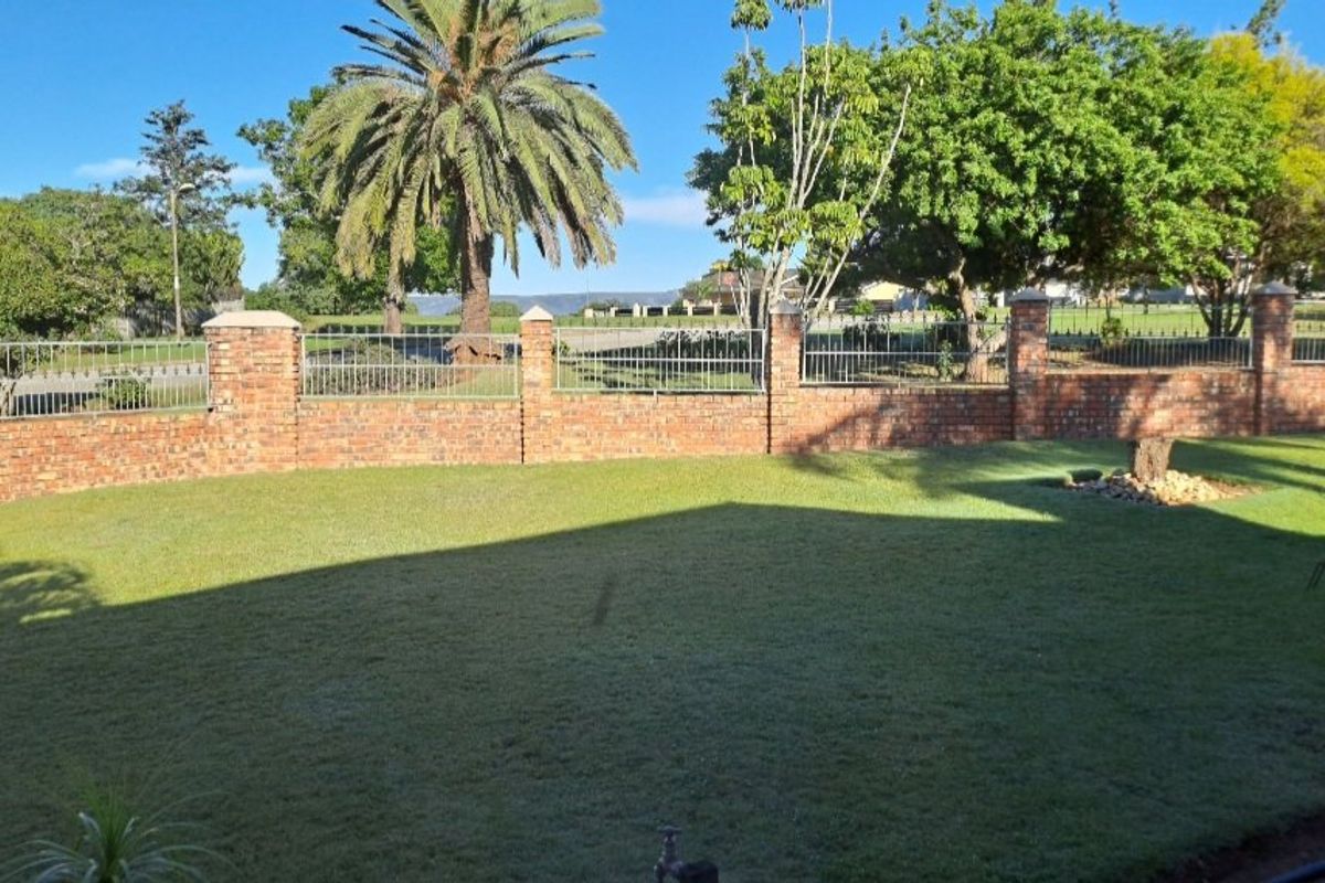 Spacious Family Home - Neat as a pin! - Photo 5