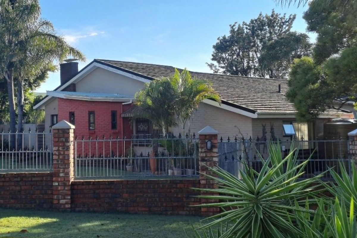 Spacious Family Home - Neat as a pin! - Photo 2