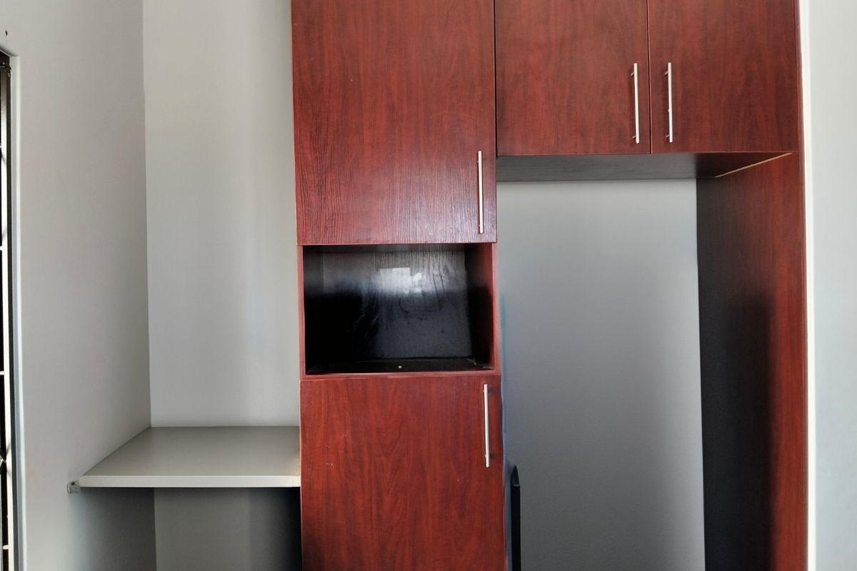 Spacious 4 bedrooms, 3.5 bathrooms family Home with Modern Open-Plan Living in Parklands North - Photo 5