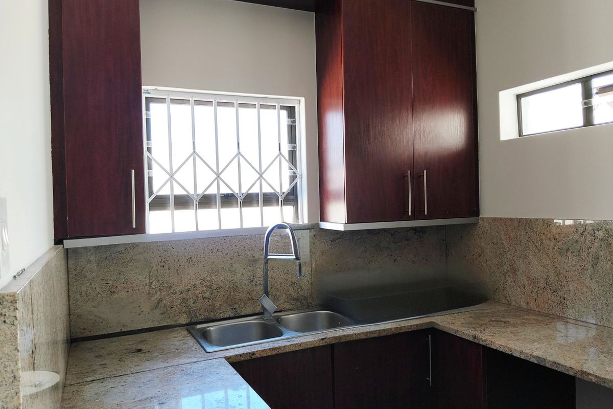 Spacious 4 bedrooms, 3.5 bathrooms family Home with Modern Open-Plan Living in Parklands North - Photo 4