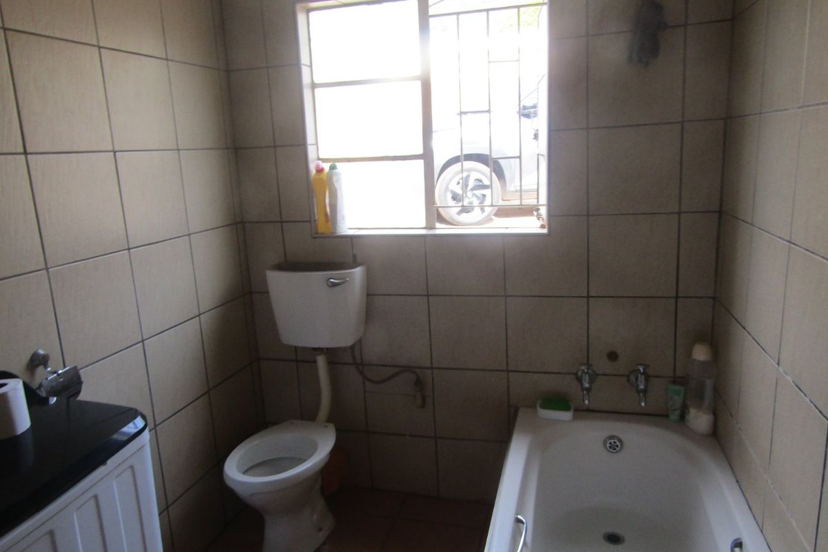 Family Home with Solid Base in Ipelegeng, Thabazimbi - Photo 5