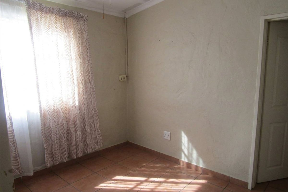 Family Home with Solid Base in Ipelegeng, Thabazimbi - Photo 4