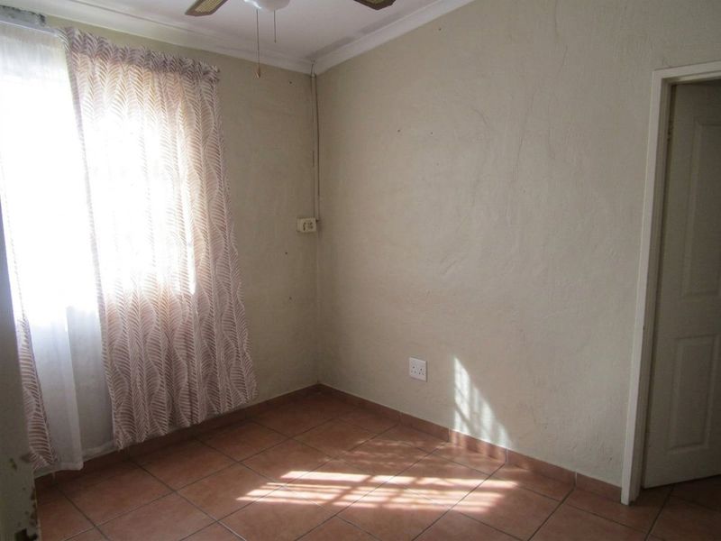 Family Home with Solid Base in Ipelegeng, Thabazimbi - Photo 4