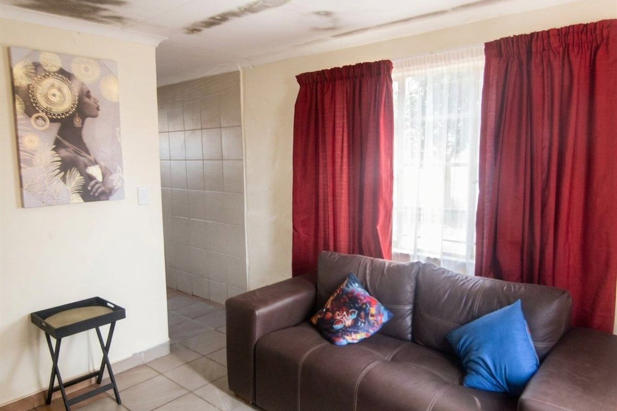 Family Home with Solid Base in Ipelegeng, Thabazimbi - Photo 2