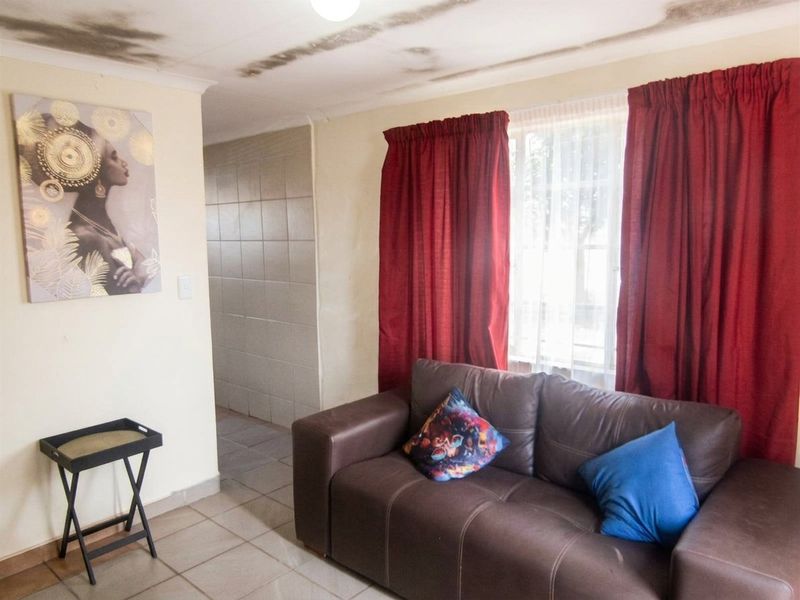 Family Home with Solid Base in Ipelegeng, Thabazimbi - Photo 2