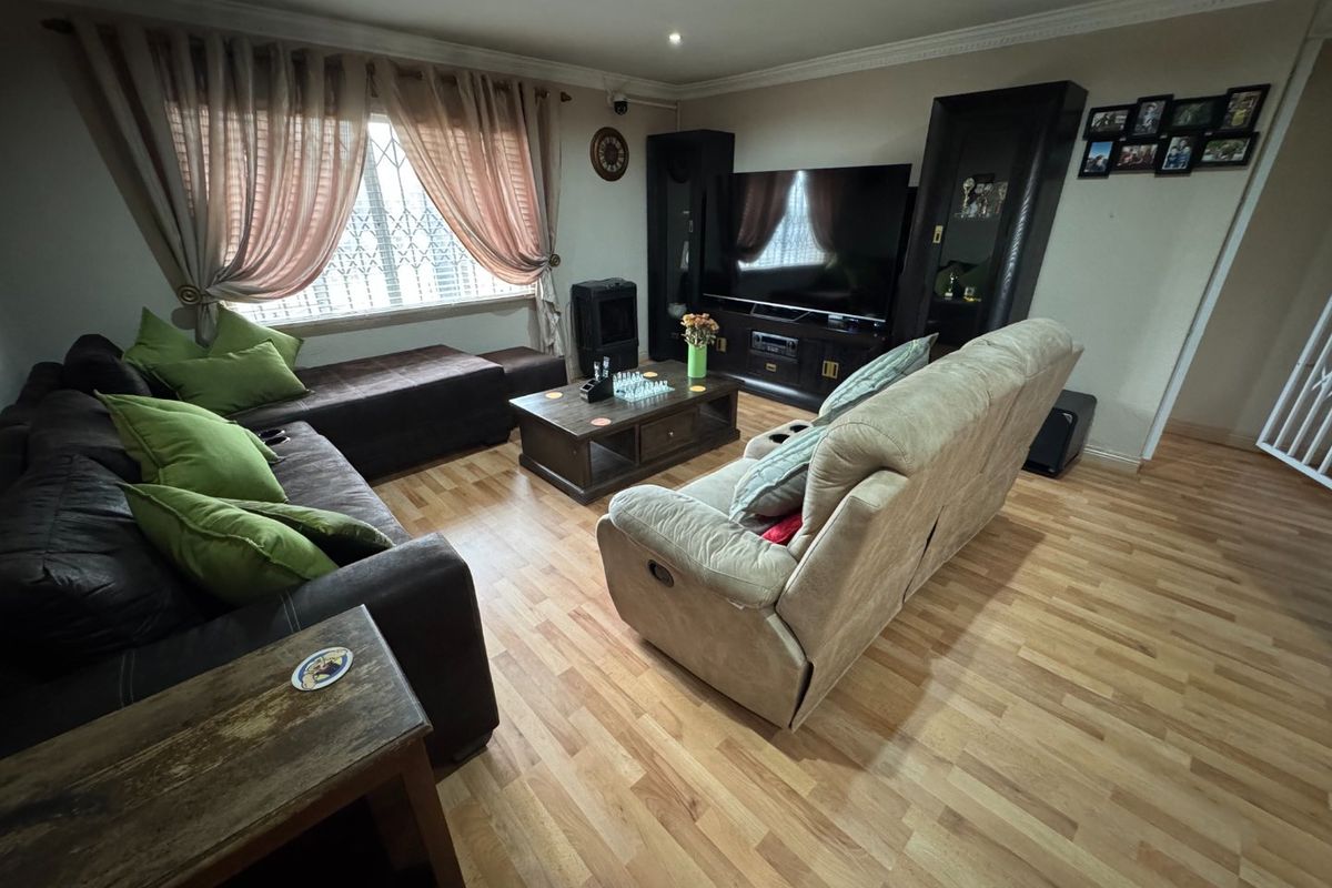 Expansive 5-Bedroom Home with Study and Multiple Living Areas - Photo 4