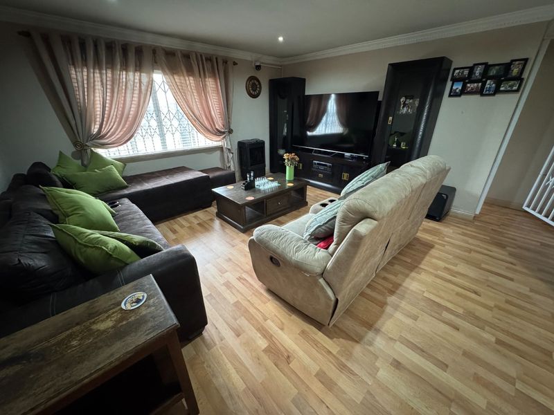 Expansive 5-Bedroom Home with Study and Multiple Living Areas - Photo 4