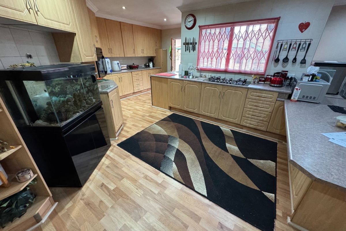 Expansive 5-Bedroom Home with Study and Multiple Living Areas - Photo 2