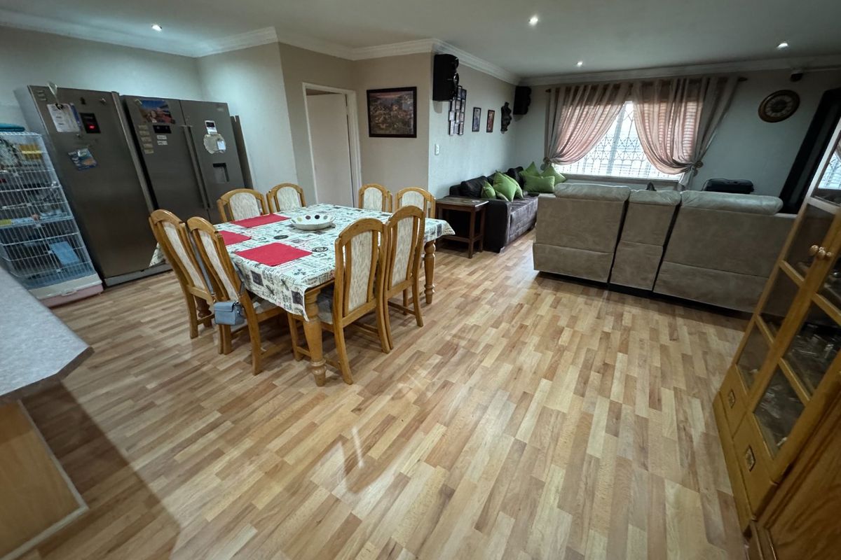 Expansive 5-Bedroom Home with Study and Multiple Living Areas - Photo 3