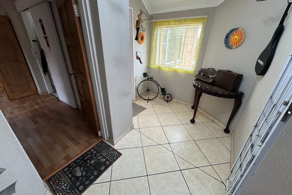 Expansive 5-Bedroom Home with Study and Multiple Living Areas - Photo 5