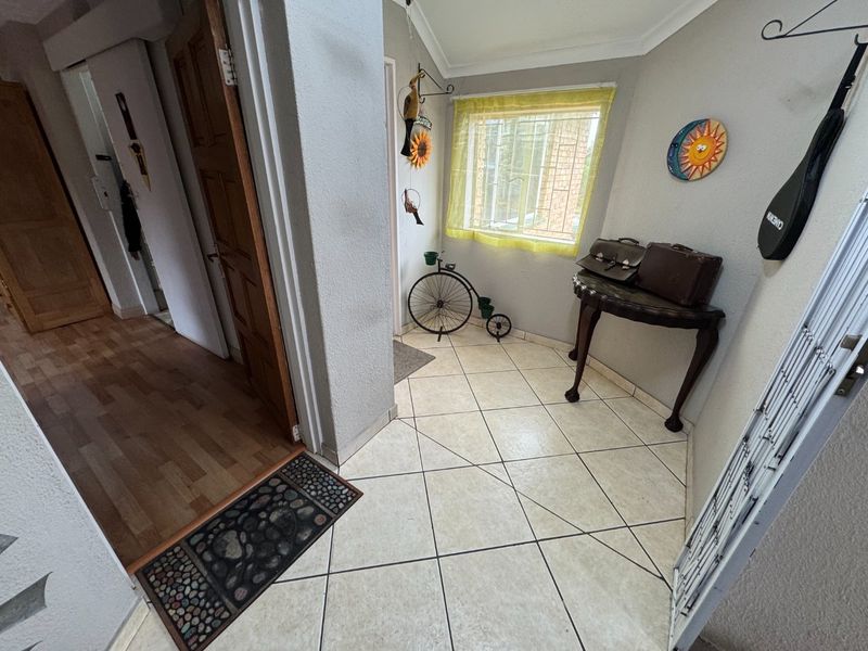 Expansive 5-Bedroom Home with Study and Multiple Living Areas - Photo 5