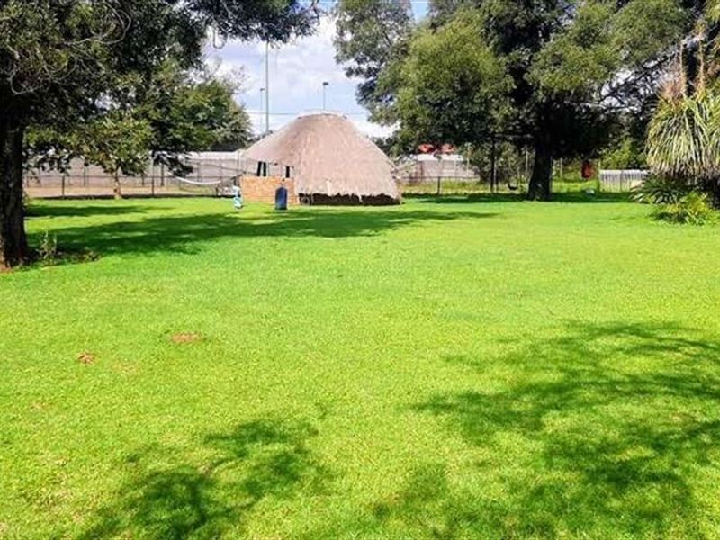 Spacious Small Holding with Granny Flats and Pool - Photo 3