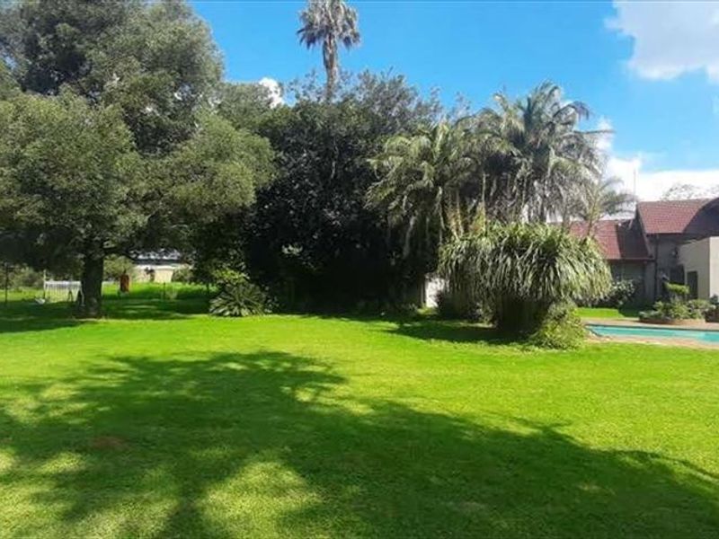 Spacious Small Holding with Granny Flats and Pool - Photo 2