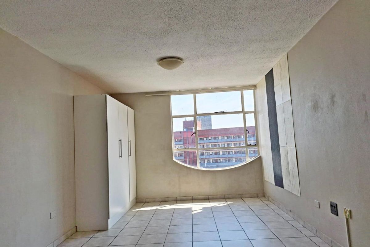 Spacious bachelor apartment for sale - Photo 4