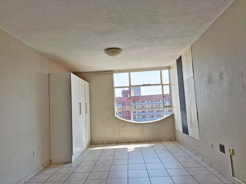 Spacious bachelor apartment for sale - Photo 4