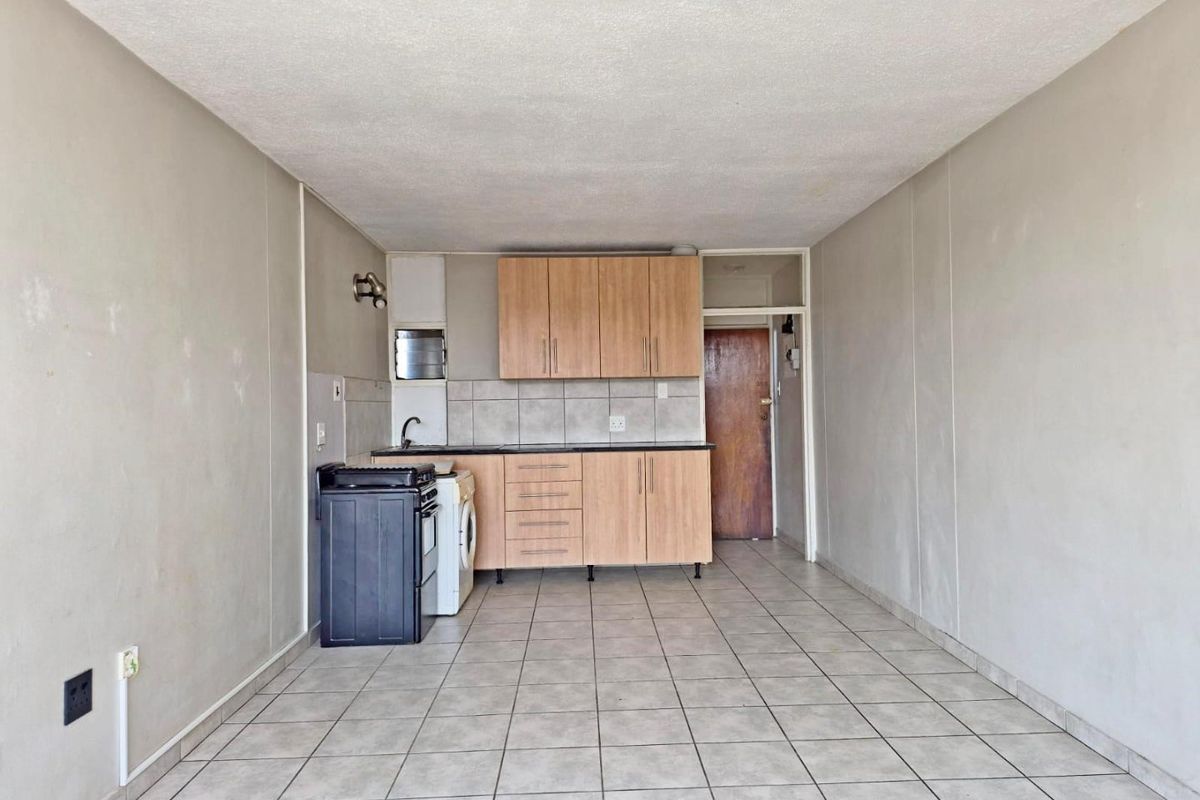 Spacious bachelor apartment for sale - Photo 2