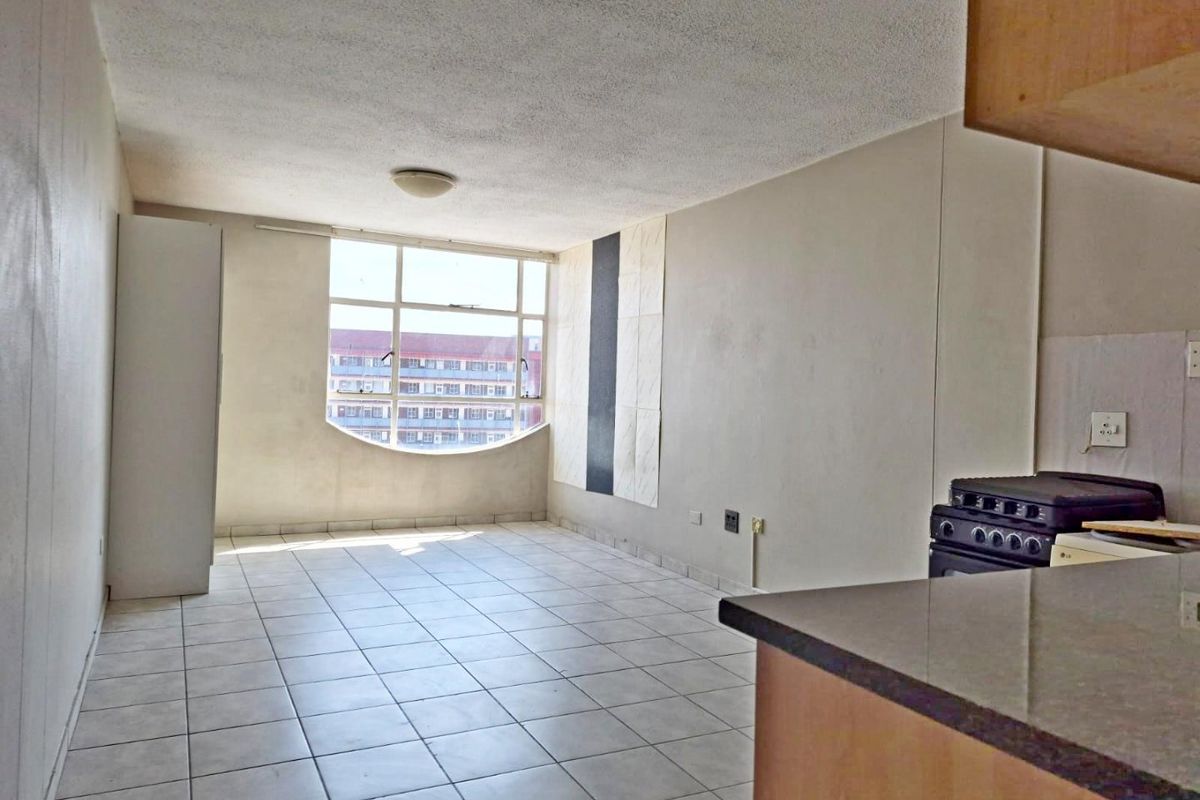 Spacious bachelor apartment for sale - Photo 3