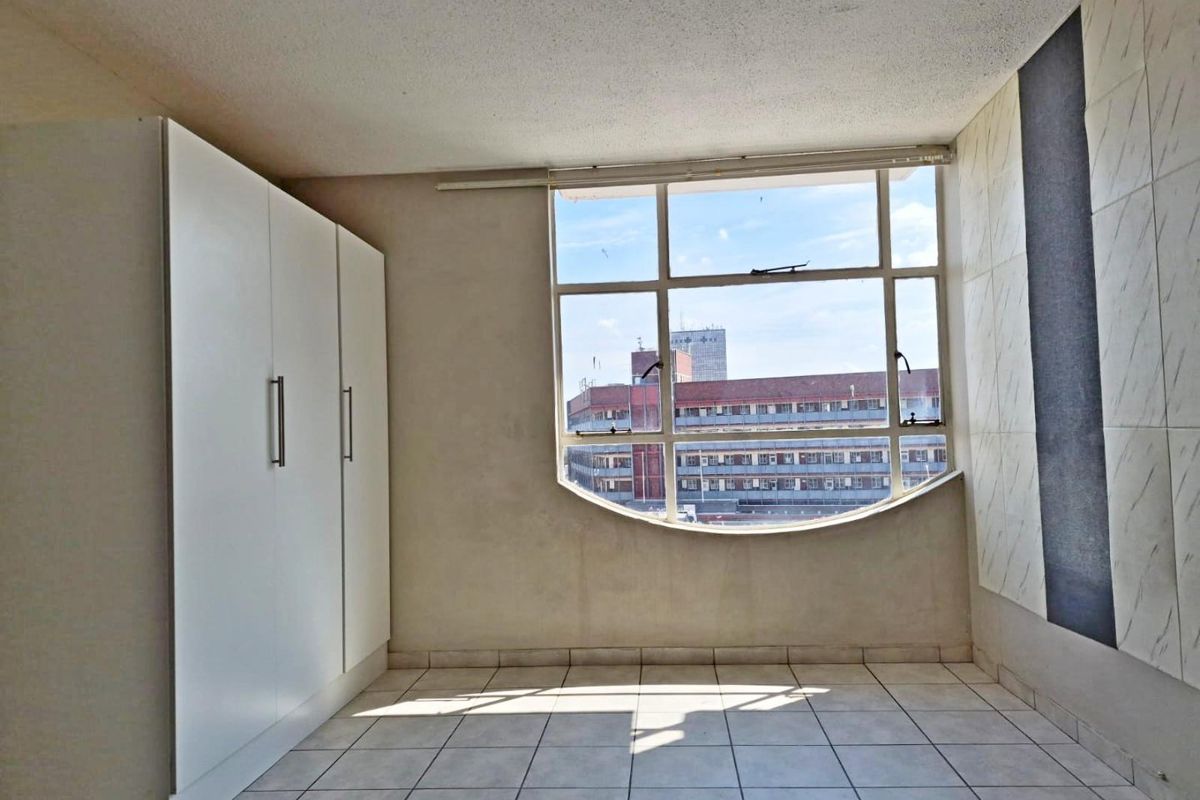 Spacious bachelor apartment for sale - Photo 5