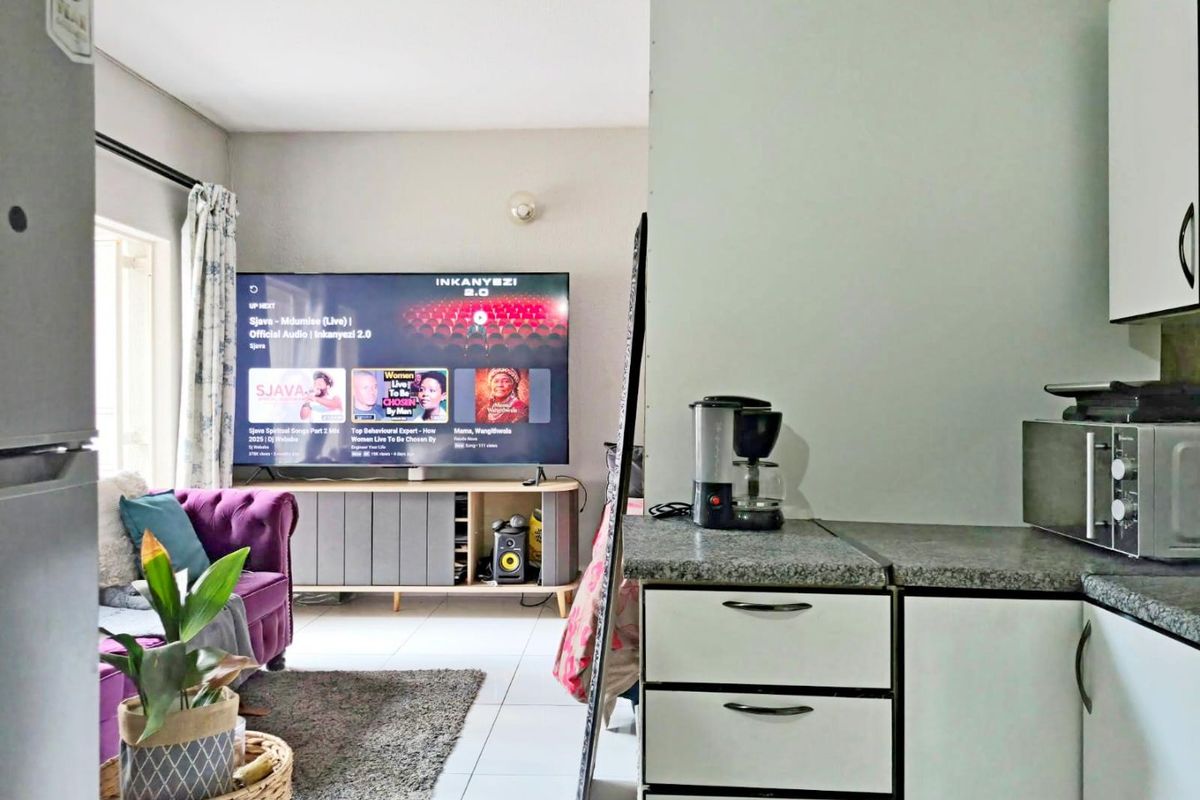 Spacious bachelor apartment for sale - Photo 2