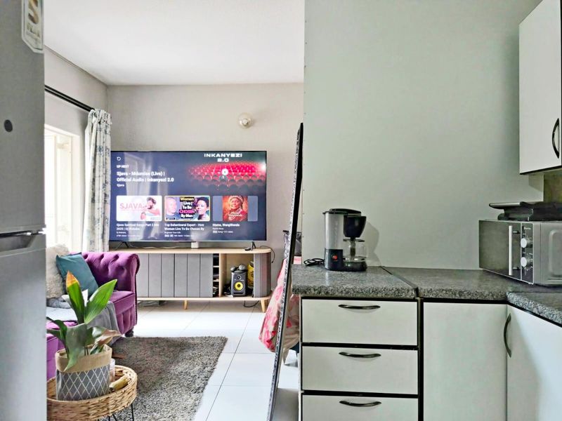 Spacious bachelor apartment for sale - Photo 2