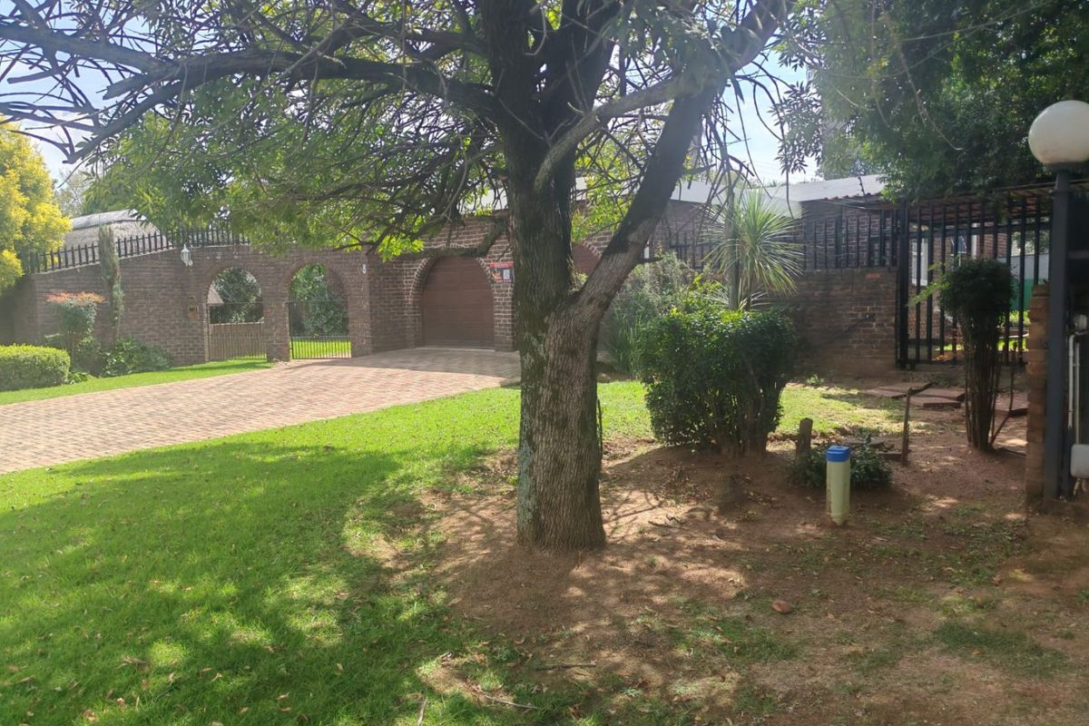Charming Family Home in the Heart of Sunward Park – A Must-See! - Photo 3