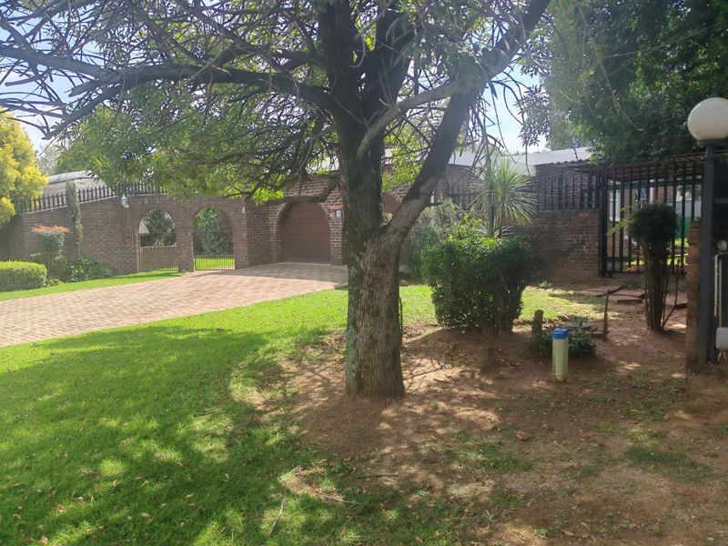 Charming Family Home in the Heart of Sunward Park – A Must-See! - Photo 3